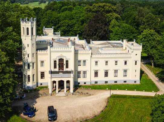 Einzigartiges Schloss im Tudorstil an der Mecklenburger Seenplatte