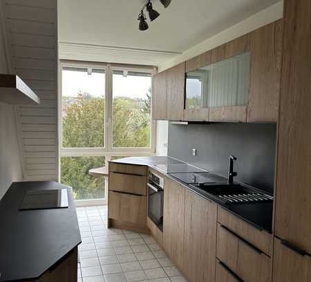 Ruhige 2,5-Zimmer-Maisonette-Wohnung mit Einbauküche und kleinem Balkon in Östringen