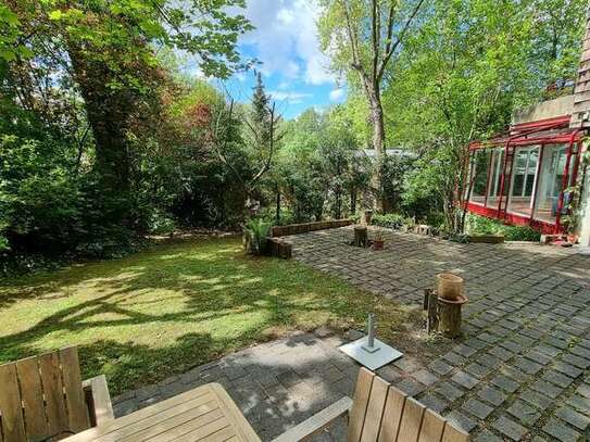 Wohnen im Grünen mit eigenem Wald-Garten, Whirlpool & Holz-Kamin