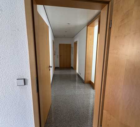 Moderne 3-Zimmer-Wohnung mit Granitböden und Marmorfliesen im Bad sowiesonnigem Balkon in Werdohl