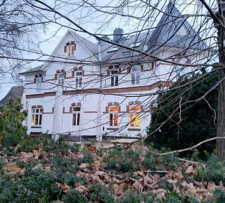 "Charmante Dachgeschosswohnung im historischen Jugendstilhaus in Ellerbek!"