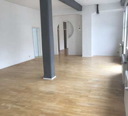 Freundliche und gepflegte 4-Raum-Loft-Wohnung mit Balkon in Bensheim