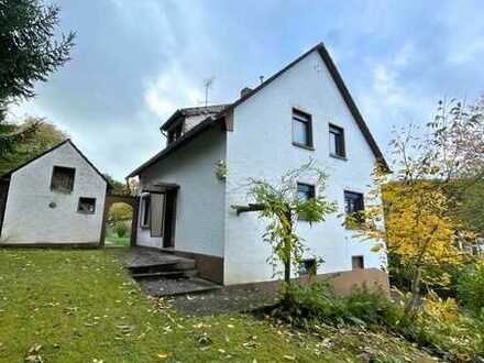 Ein- bis Zweifamilienhaus mit großem Grundstück in Dellfeld-Falkenbusch