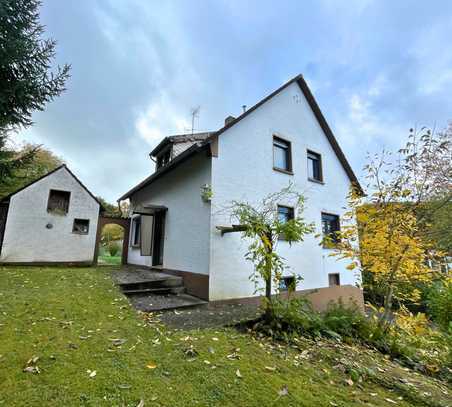 Ein- bis Zweifamilienhaus in ruhiger Lage in Dellfeld-Falkenbusch