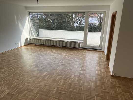 Exklusive, geräumige und gepflegte 2-Zimmer-Wohnung mit Balkon und EBK in Solln, München