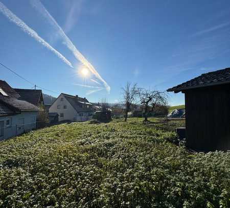 Ein Grundstück an der friedlichen Feldrandlage, das einen inspirierenden Blick in die Natur bietet.