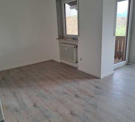 Schöne, helle 3 Zimmerwohnung im 2. Stock mit Balkon und Blick ins Grüne.