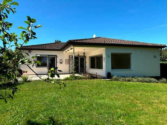 Top gepflegter Bungalow in Massivbauweise mit Doppelgarage, idyllischem Garten und Fernblick