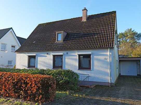 Freistehendes Einfamilienhaus mit Garage und großem Garten