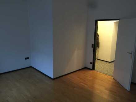 Modernisierte 2 Zimmer-Wohnung auf 60 m2 mit Balkon im Zentrum von LU