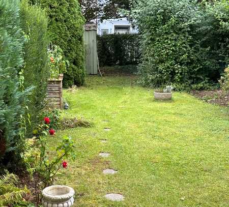 Idyllisches, ruhiges, saniertes Reihenhaus mit schönem Privatgarten, Terrasse und Balkon in München