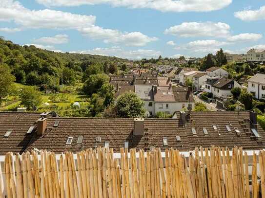 Traumhafte Aussicht inklusive: Helle und moderne 4-Zi.-Wohnung mit Balkon in Bad Soden-Altenhain