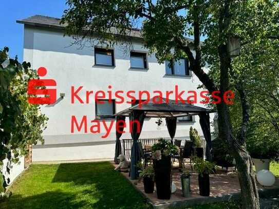 Elegantes Einfamilienhaus mit traumhaftem Garten und Garage