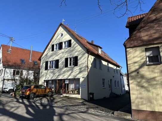 Zentral gelegene 3-Zimmer Wohnung im 2.OG + DG-Raum