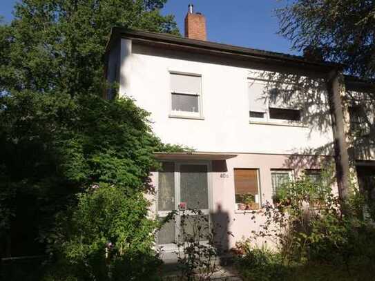 Solides Reihenendhaus in toller Waldrandlage, schönem Garten und sep. Garage, KA-Waldstadt