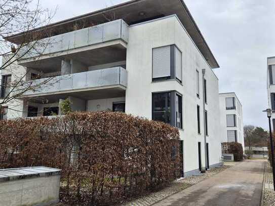 Exklusive, neuwertige 3-Zimmer-Erdgeschosswohnung mit Terrasse, Garten und EBK in Augsburg