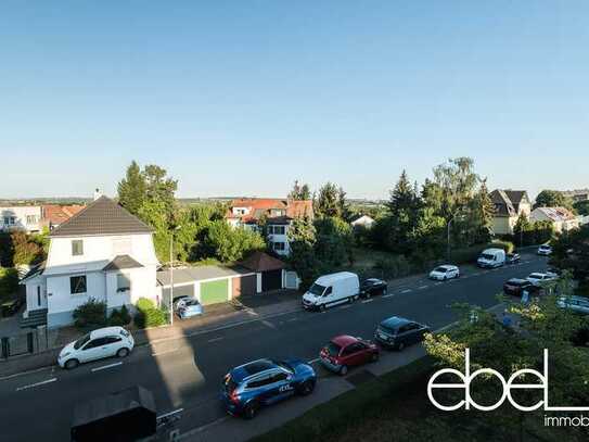 Schöne, helle, 3 Zimmer Wohneinheit m. großem Balkon, Parkett, Küchenzeile, neuen Fenstern u. 90qmWF