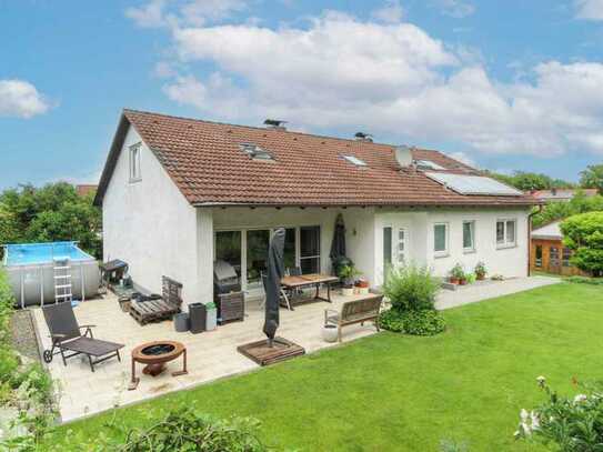 Großes EFH mit umlaufendem Garten und 2 Garagen in familienfreundlicher Lage von Viecht bei Eching!