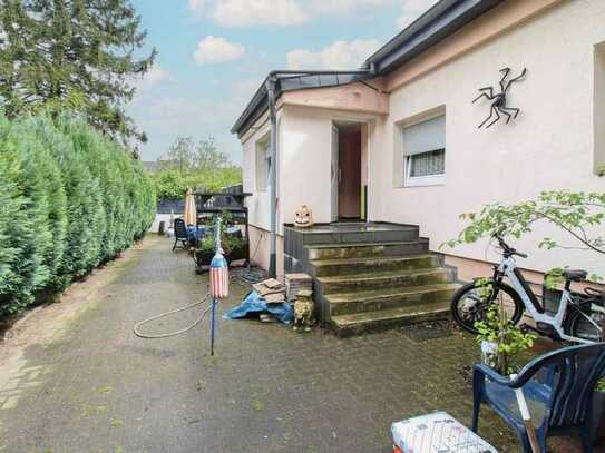 Flexible Nutzung: Gepflegter Bungalow mit großer Terrasse in Duisburg-Untermeiderich