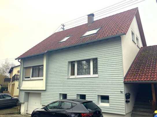 Zweifamilienhaus mit großem Garten und Garage