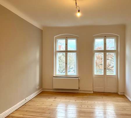 Schöne, helle Altbauwohnung mit Balkon und Weitblick, Erstbezug nach Sanierung