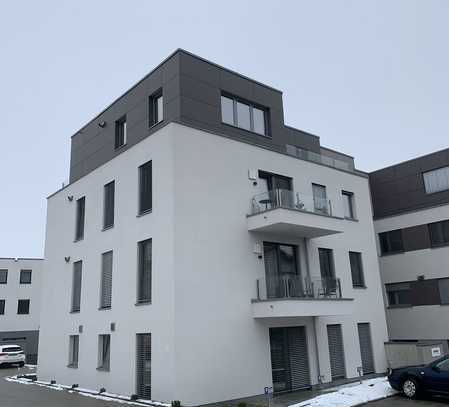 Penthouse-Wohnung mit dreieinhalb Zimmern sowie Balkon und Einbauküche in Dornstadt