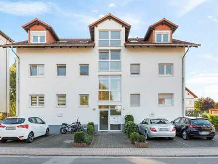 Helle 2 Zimmer Dachgeschosswohnung mit Balkon