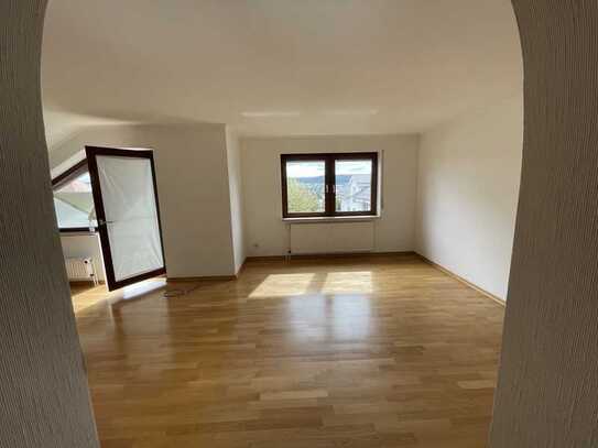 Wunderschöne DG-Wohnung mit Balkon und EBK in begehrter und ruhiger Wohnlage von Pforzheim