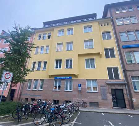 Ruhige Altbauwohnung mit Balkon in Seitenstraße zum Rathenauplatz