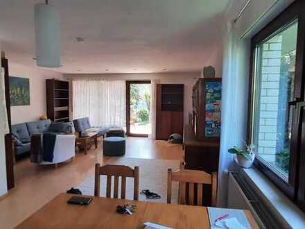 Schöne 4 Zimmer-Wohnung, Küche -Bad-Gästetoilette, Terrasse und Gartennutzung.