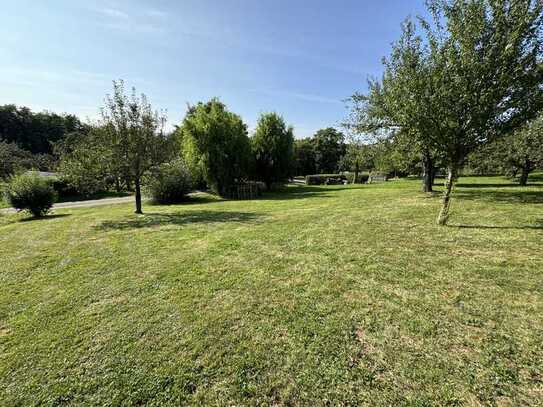 Streuobstwiese mit Gartenhaus und schöner Aussicht