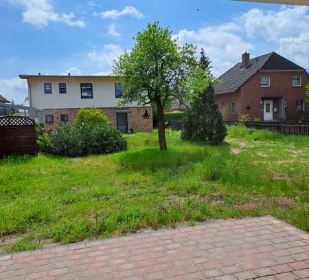 Nähe Wolfsburg: Neubau mit Wohnung im OG