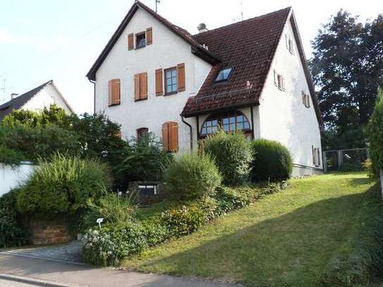 Stilvolle, modernisierte 2-Zimmer-Hochparterre-Wohnung mit großer Dachterasse in Hochdorf