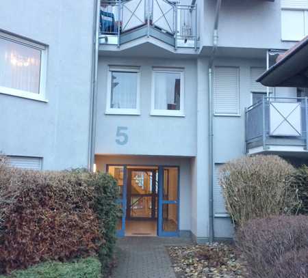 3 Zimmer Dachwohnung mit großem Balkon renoviert mit Küche und Aussenstellplatz und TG PLatz