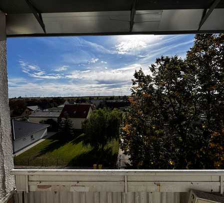 Schöne und modernisierte 3-Raum-Dachgeschosswohnung mit Balkon in Teutschenthal