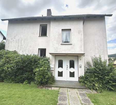 * Uslar- Wiensen * Gepflegtes Zweifamilienhaus mit großem Garten * 145 m² Wf. * 822 m² GS * Garage*