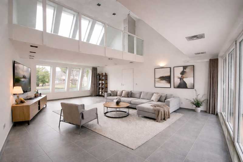 Sehr gr. Penthouse in Gerresheim-Mitte, f. 2 Pers., 3.Zi, S/W-Terr., Aufzug, TG-Stellpl., top Zust.