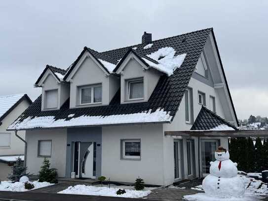 Einfamilienhaus mit Einliegerwohnung, Garten, Garage und Carport in Toplage