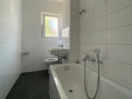 Erdgeschoss-Wohnung mit neuer Dusche und kompletter Renovierung!