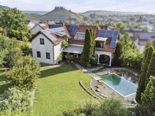 Idyllischer Wohncharme: Gehobene Villa mit schön angelegtem Garten und Naturpool