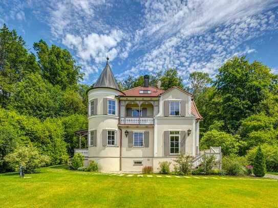 Historische Villa von 1904 mit Seeblick, großem Grundstück, Teich und viel Privatsphäre