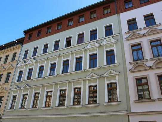 Balkon zum ruhigen Innenhof * großes tagesbelichtetes Badezimmer mit Eckbadewanne *