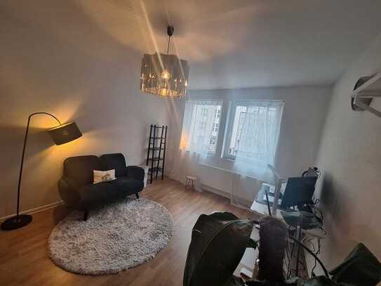 Befristetes möbl. Zimmer in 2er WG frei | gesucht: weibliche Untermiete
monatlich: 650€ + NK (15 m²)