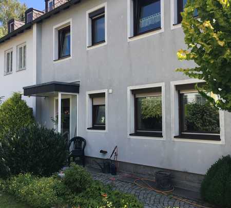 Modernisierte Wohnung mit zwei Zimmern und EBK in Hof