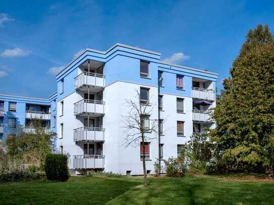 Tapezierte 2-Zimmer-Wohnung mit neutralem Laminatboden in Monheim