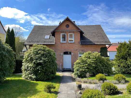 /// Charmantes geräumiges Einfamilienhaus mit ca. 40 m² Südbalkon & Bachlauf in idyllisch...