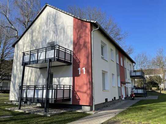 Günstige und frisch tapezierte Wohnung mit Balkon !