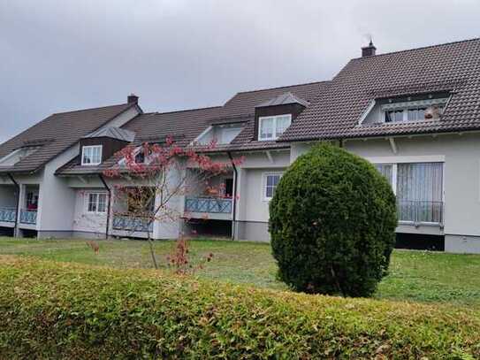 Freundliche 2-Zimmer-EG-Wohnung mit Balkon, Einbauküche und Garage in Bad Steben