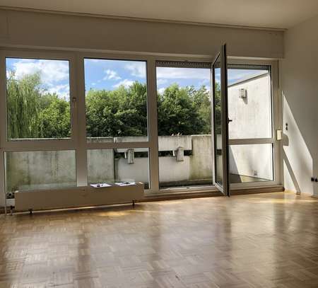 Frisch renovierte 3 Zimmer Whg mit Parkett, Balkon & Grünblick