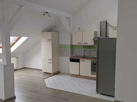 Sanierte DG-Wohnung mit zwei Zimmern und Einbauküche in Leipzig